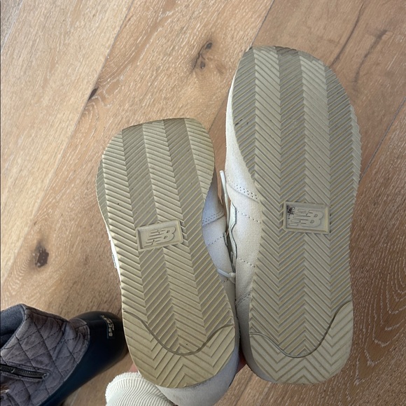 New Balance Cream Sneakers with White Details - Picture 5 of 6